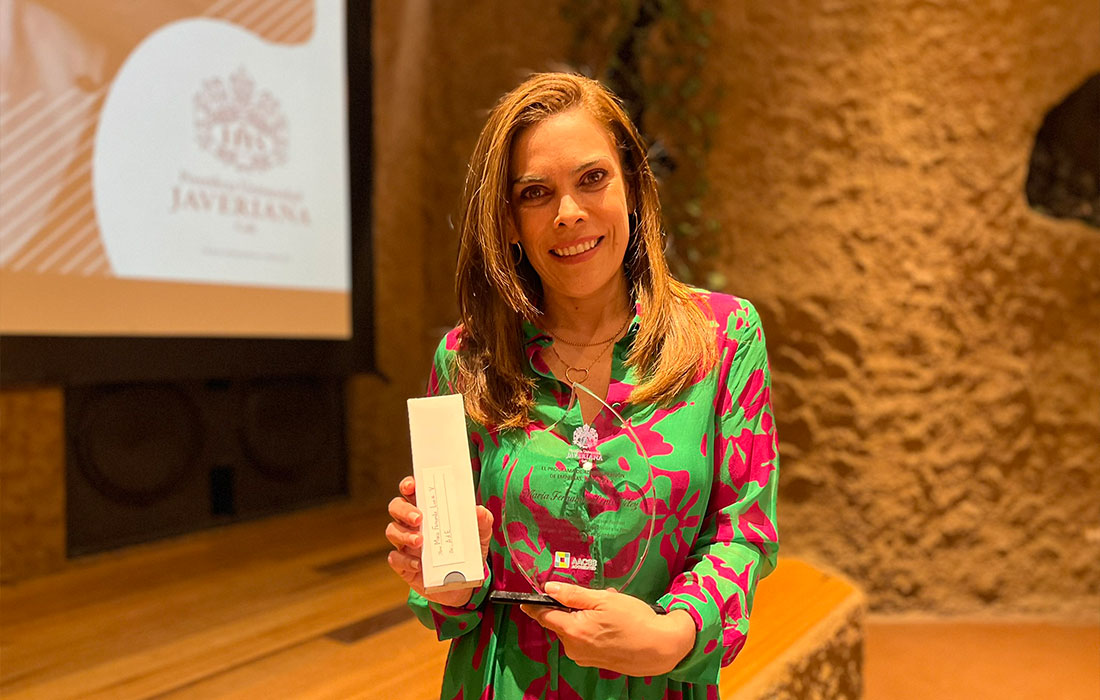 María Fernanda Lenis Vélez, egresada del programa en 1997, fue distinguida con el premio en la categoría sector privado, gracias a su trayectoria profesional e impacto transformador en empresas como Johnson y Johnson, Tigo y Quala, en esta última lideró la apertura de operaciones en varios países, como nuevos mercados para la compañía y en Tigo, como vicepresidenta de mercadeo, recibió premios por cumplimiento y crecimiento de imagen y venta, entre los que se cuenta un premio EFFIE de publicidad.  