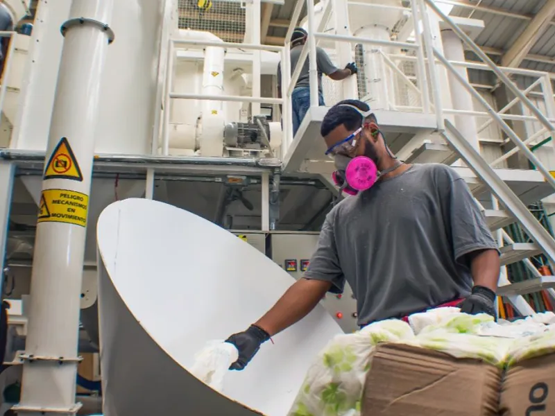 Este emprendimiento aprovecha la materia prima de los pañales desechables: celulosa, polipropileno, polietileno y un polímero super absorbente Este emprendimiento aprovecha la materia prima de los pañales desechables: celulosa, polipropileno, polietileno y un polímero super absorbente