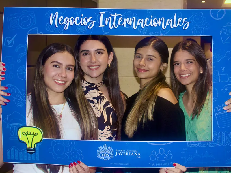 Cerca de 60 egresados de nuestro programa de Negocios Internacionales se reencontraron, la pasada noche del 28 de noviembre, en el Hotel Intercontinental de Cali para compartir el impacto de la carrera en el entorno y su rol dentro del futuro del programa académico.