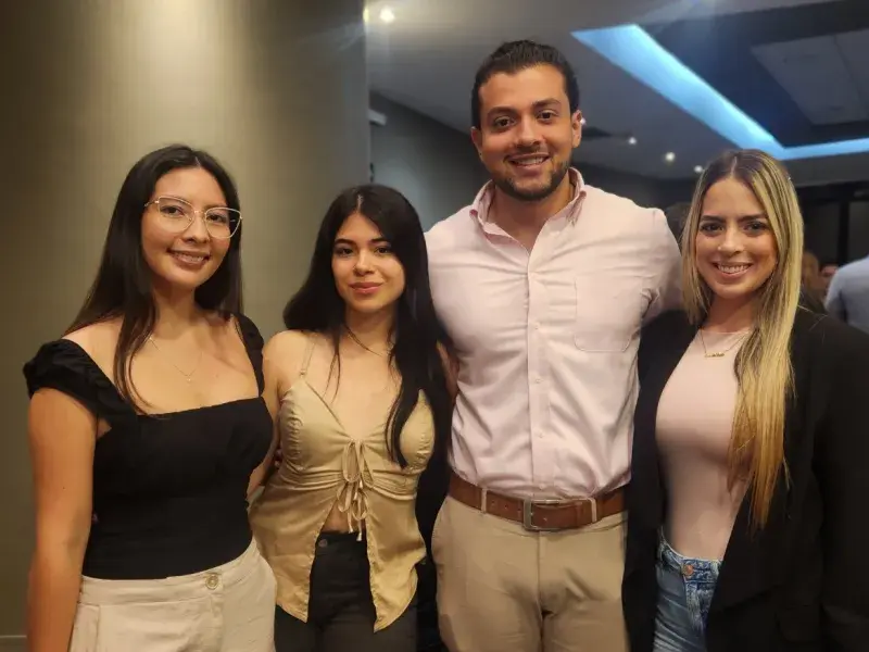 Egresadas y egresado en el evento