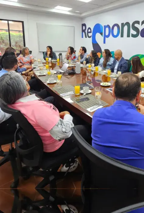 Javeriana Cali reúne empresarios para analizar las competencias que exige el mercado laboral en tiempos de IA a profesionales y magísteres