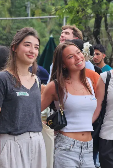 Dos estudiantes internacionales felices en su primer día en la Javeriana Cali